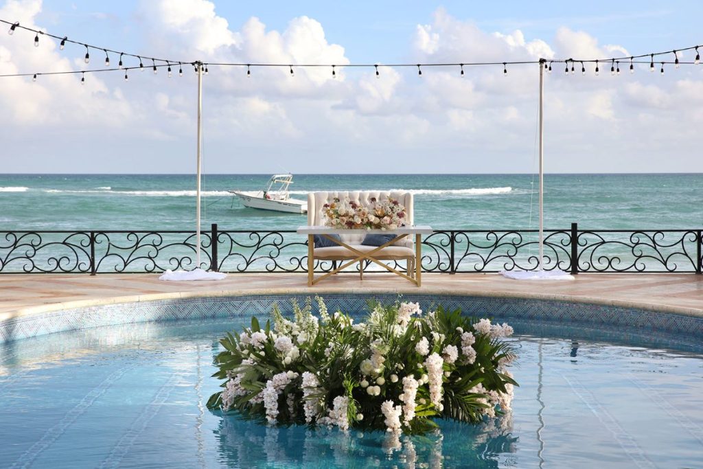 Sweetheart wedding table in front of the ocean at a wedding location in the riviera maya