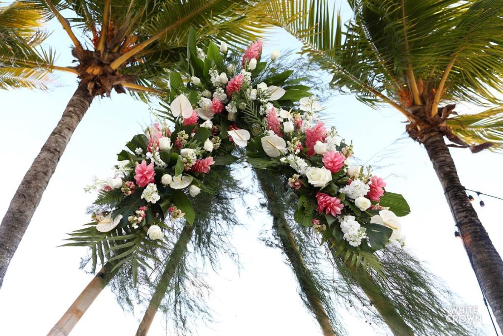 Wedding Hoopa decorated with flowers at a tropical beach in the riviera maya